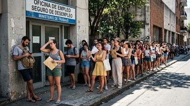 Más de cinco millones de argentinos buscan un segundo trabajo o necesitan más ingresos. Más de cinco millones de argentinos buscan un segundo trabajo o necesitan más ingresos.