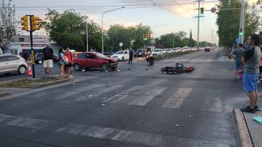 Mujer está grave tras chocar con su moto en Godoy Cruz.
