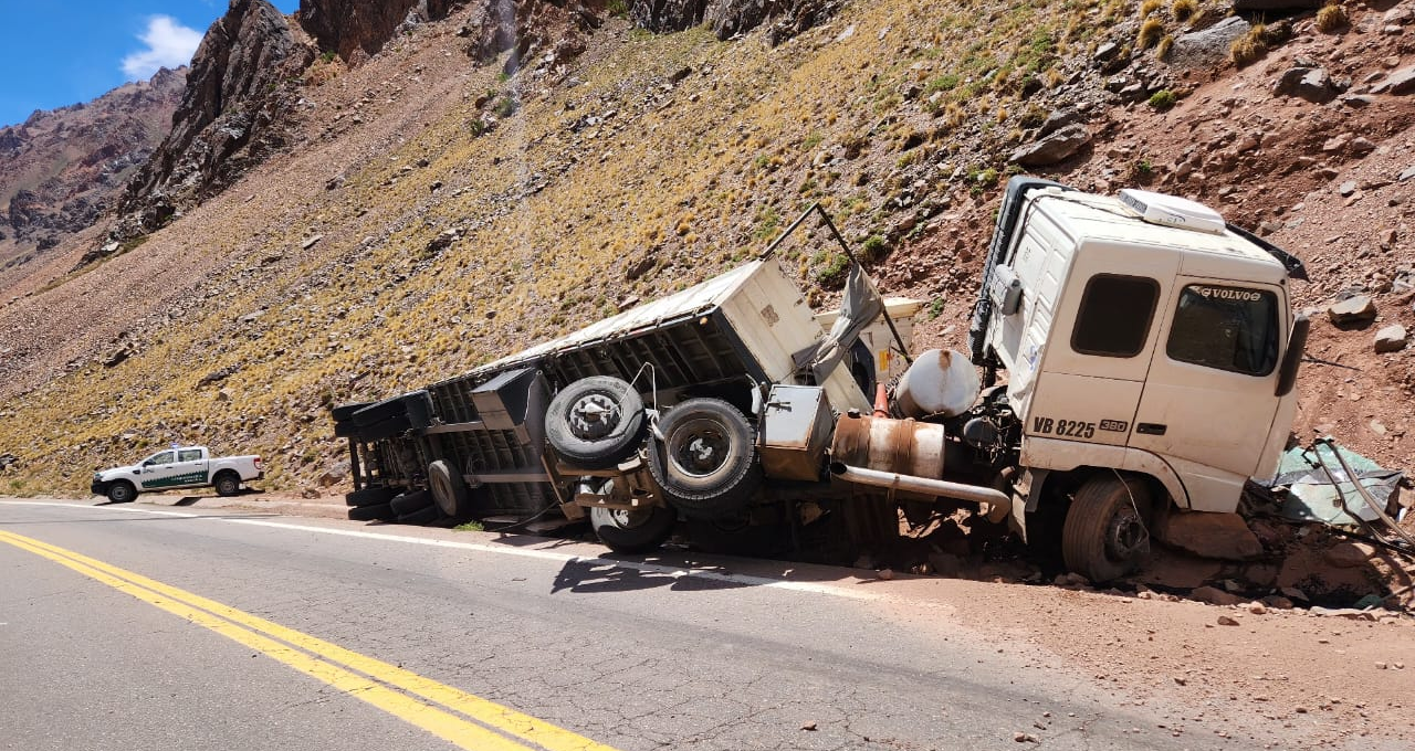 Como consecuencia del impacto, el conductor sufrió traumatismos graves Como consecuencia del impacto, el conductor sufrió traumatismos graves