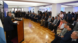 El gobernador Alfredo Cornejo presentó las dos primeras tandas de obra pública que se realizarán con el Fondo de Resarcimiento. Juntó a los intendentes y marcó nueva agenda.