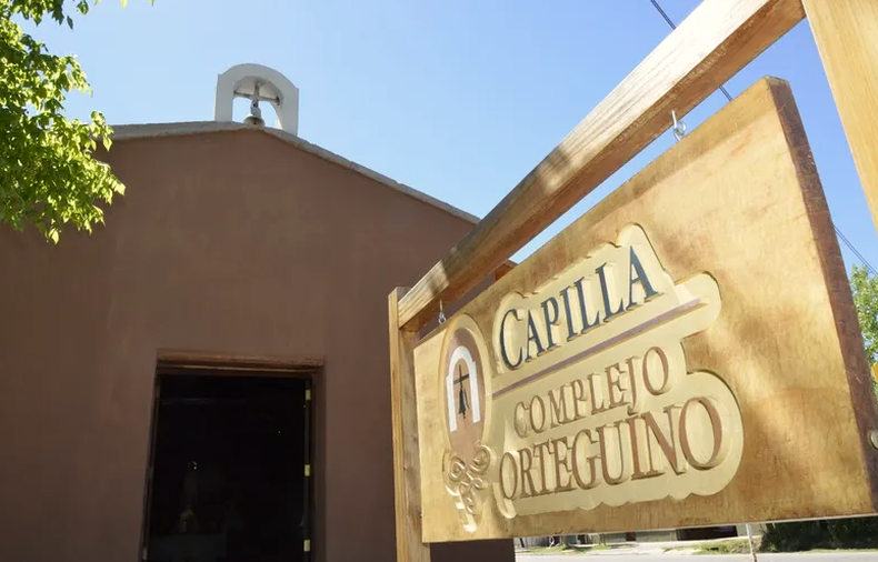 Capilla Nuestra Señora del Rosario. En una de sus alas funciona el Archivo Histórico de Malargüe.