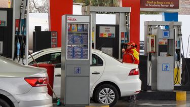Las petroleras privadas comenzaron a aplicar subas de entre 2% y 5% en naftas y gasoil.
