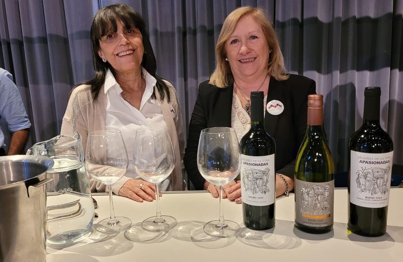 Mujeres de la Viña y sus creaciones.
