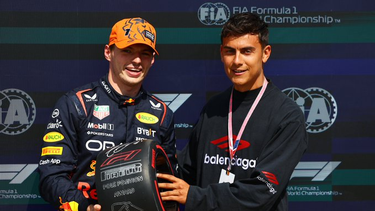 El campeón Max Verstappen junto a otro campeón, Paulo Dybala.