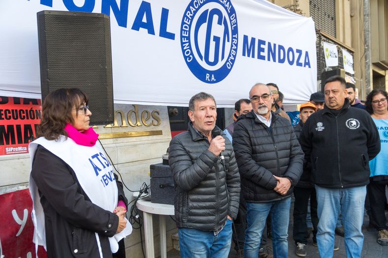 Luis Márquez, titular de la CGT Mendoza, encabezó el acto.&nbsp;