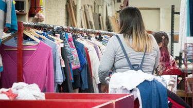 Con un consumo frágil, las ventas minoristas siguen por debajo del año pasado