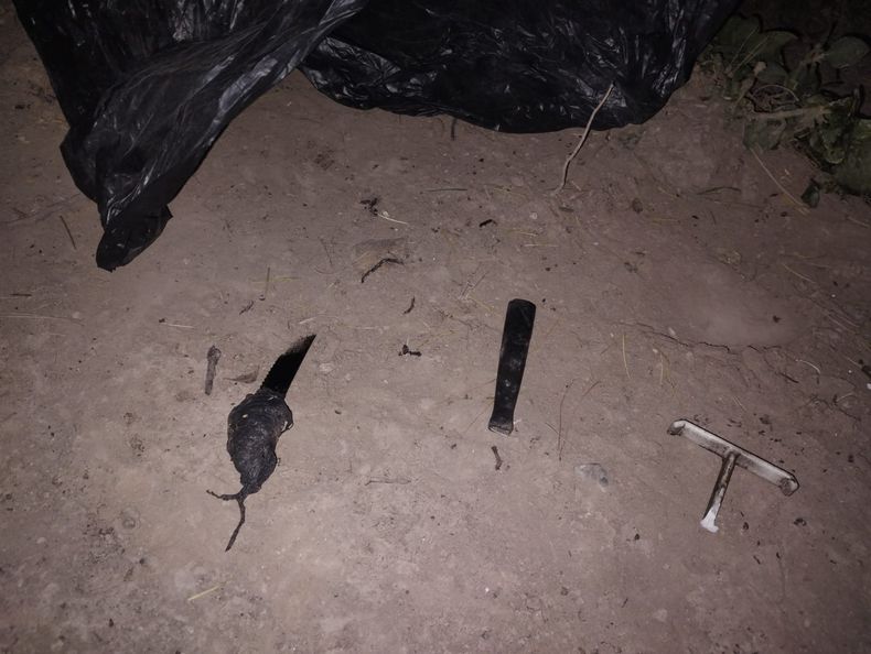 El cuchillo con el cual perpetraba el robo de cables la pareja acusada. 