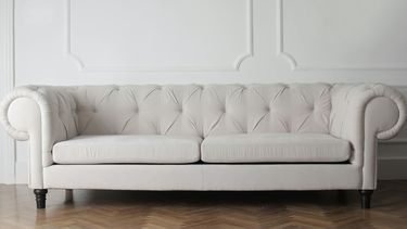 Cómo eliminar las manchas del sillón de casa con ingredientes económicos y en pocos minutos Cómo eliminar las manchas del sillón de casa con ingredientes económicos y en pocos minutos