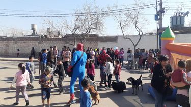 policias donaron juguetes en barrios de godoy cruz