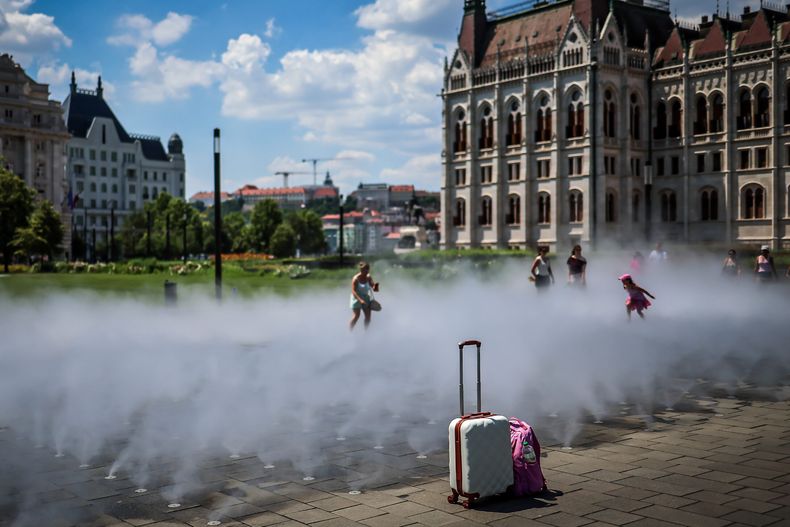 Sistema de enfriamiento por nebulización en medio de una ola de calor, en Budapest, Hungría, el 24 de junio de 2026. Las autoridades húngaras extendieron el martes una alerta de calor de segundo grado en todo el país hasta la medianoche del 26 de junio y anunciaron que el nivel de advertencia se elevaría a un tercer grado, el nivel más alto, del 27 al 30 de junio, ya que persisten temperaturas extremas en todo el país. Foto: NA / (Xinhua/David Balogh) (ra) (ce)