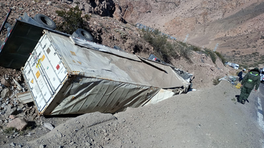 volco un camion en alta montana y el conductor resulto herido