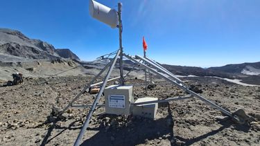 Monitoreo en el cráter del volcán Peteroa.