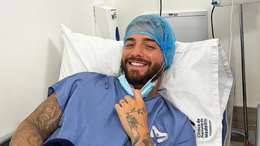 Maluma se mostró en silla de ruedas tras ser operado.