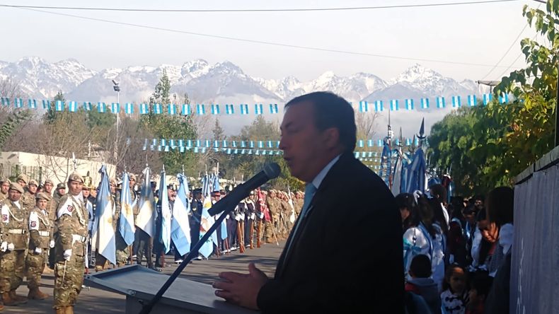 El Intendente de Tunuyán, Prof. Martín Aveiro, durante su discurso por el 25 de Mayo