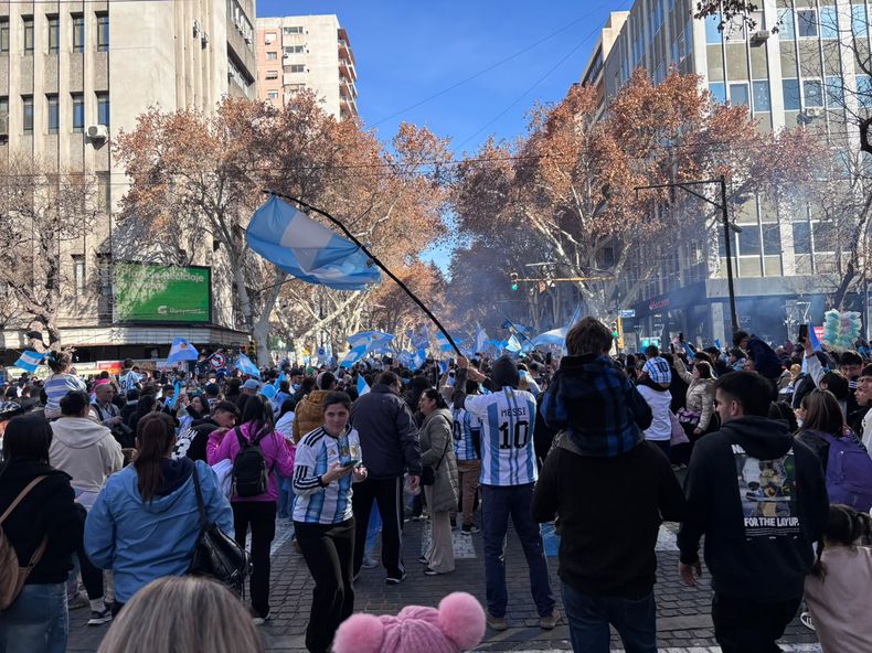 La tradicional postal otoñal de la Ciudad de Mendoza se tiñó de celeste y blanco. 