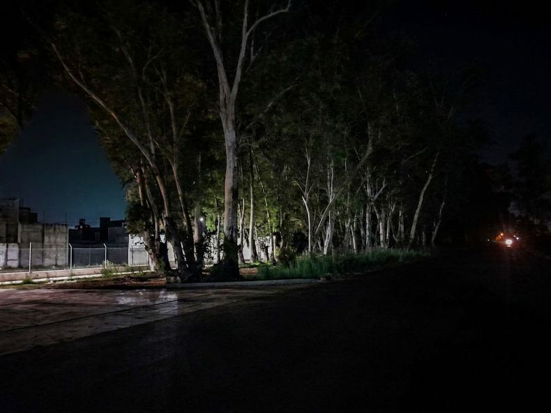 Vecinos de Guaymallén denuncian que el acceso a un barrio lleva años sin iluminación.