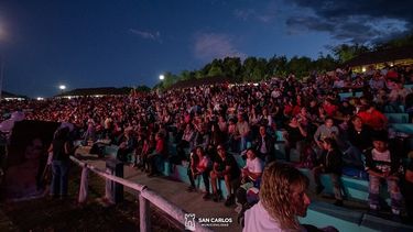 San Carlos abrió oficialmente el calendario vendimial provincial y se convirtió en el primer departamento en elegir a su soberana. San Carlos abrió oficialmente el calendario vendimial provincial y se convirtió en el primer departamento en elegir a su soberana.