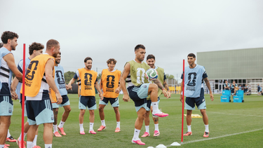 Lionel Scaloni analiza variantes en el equipo que enfrentará a Austria en busca de la clasificación a los 16avos de final del Mundial 2026. Lionel Scaloni analiza variantes en el equipo que enfrentará a Austria en busca de la clasificación a los 16avos de final del Mundial 2026.