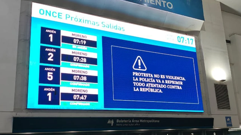 El Gobierno nacional decidió emitir mensajes de audio y texto en las estaciones de trenes para avisar que reprimirá en la protesta de jubilados de este miércoles.