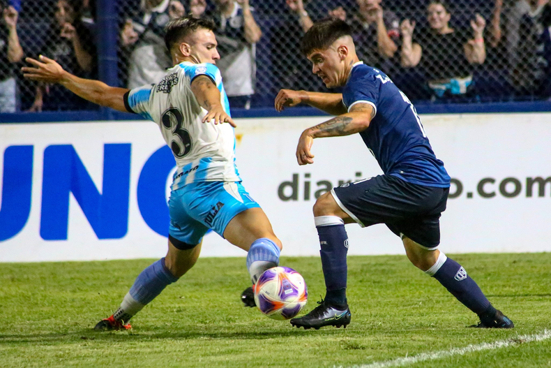 Independiente Rivadavia no pudo ni con el árbitro ni con Racing de Córdoba