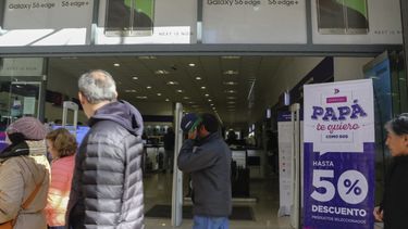 Comerciantes piden a Macri que el 17 no sea feriado: Perjudica aún más las ventas