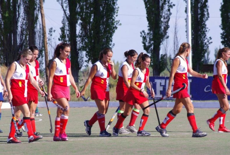 13  Las rojitas de San Jorge debutan en su nueva cancha de piso sintético ante la UNSJ-- Sábado 23-03-13