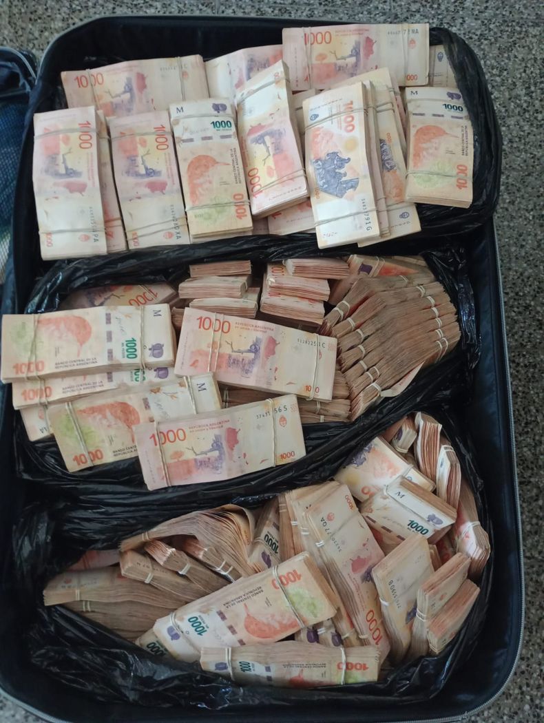 Gendarmería Nacional Argentina detectó que un conductor traía hacia la provincia de Mendoza un millonario cargamento de pesos. 
