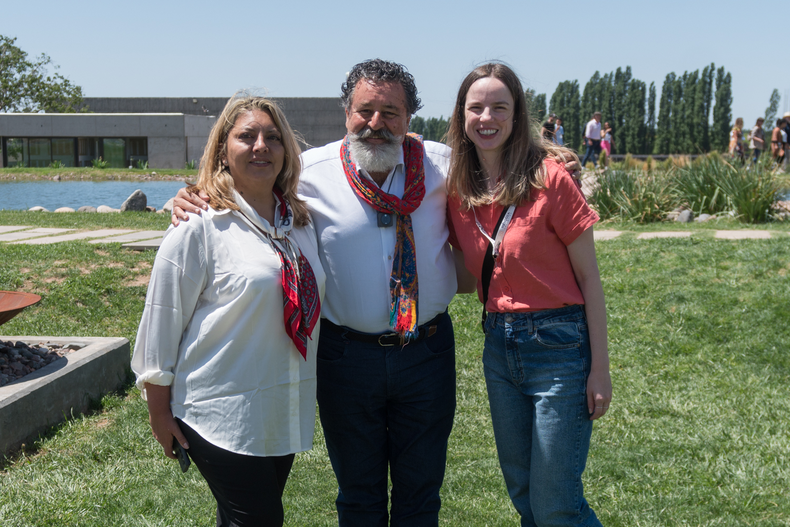 La sommellier mendocina y jurado del Mundial María Laura Ortiz, junto a dos de sus colegas extranjeros en el último día del Mundial de Bodegas