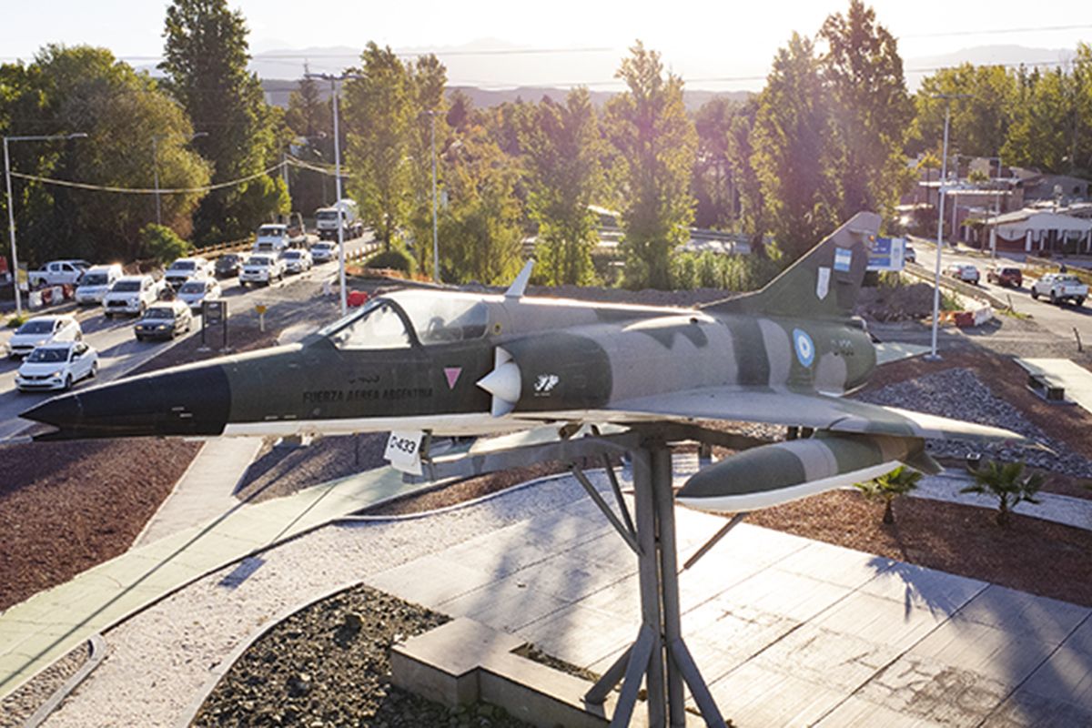 Mirage M-5 Dagger, matrícula C-433, réplica del pilotado por el Capitán José Leónidas Ardiles caído en combate.