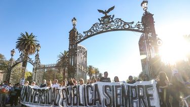 miles de mendocinos marcharon en defensa de las universidades publicas miles de mendocinos marcharon en defensa de las universidades publicas