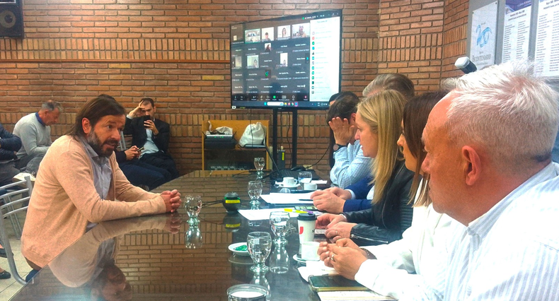 Daniel Rubiales, tesorero del CAM, brindó su experiencia positiva en materia de minería y proyectos afines.