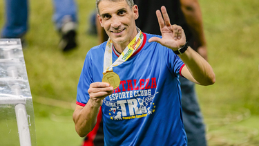 Juan Pablo Vojvoda dirige en el fútbol de Brasil