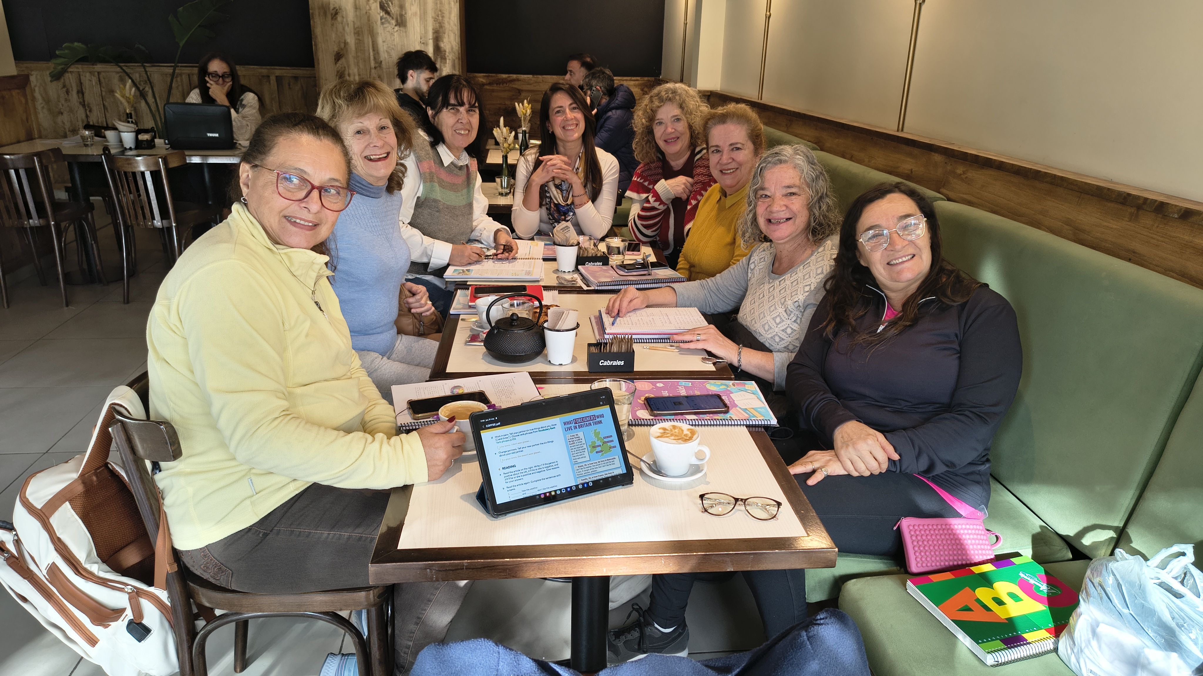 Inglés, café y cine: la propuesta mendocina que rompe con las clases tradicionales