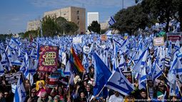 Miles de israelíes protestan contra reforma judicial.