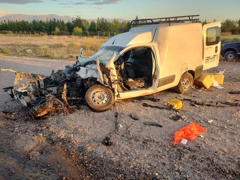 La camioneta Fiat Fiorino quedó destrozada tras el accidente vial ocurrido en Luján