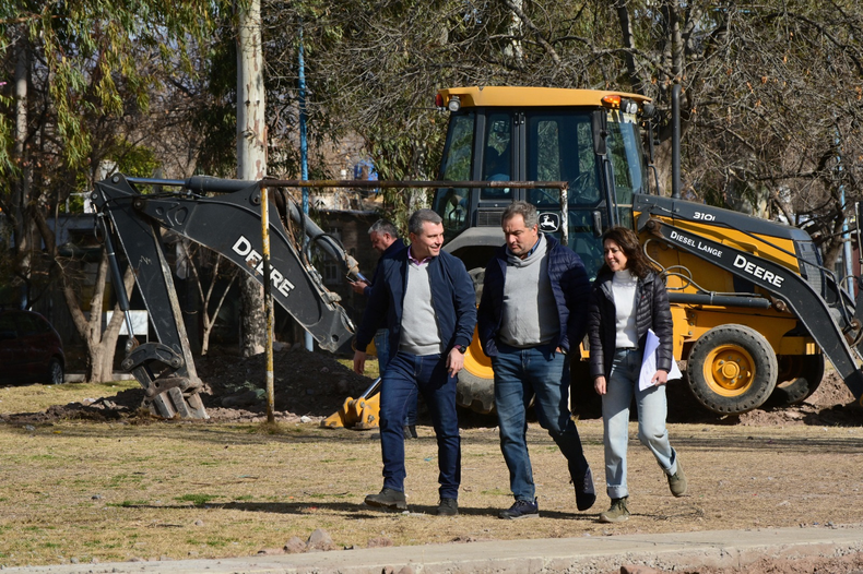El intendente de Godoy Cruz Diego Costarelli recorre las obras en ejecución.
