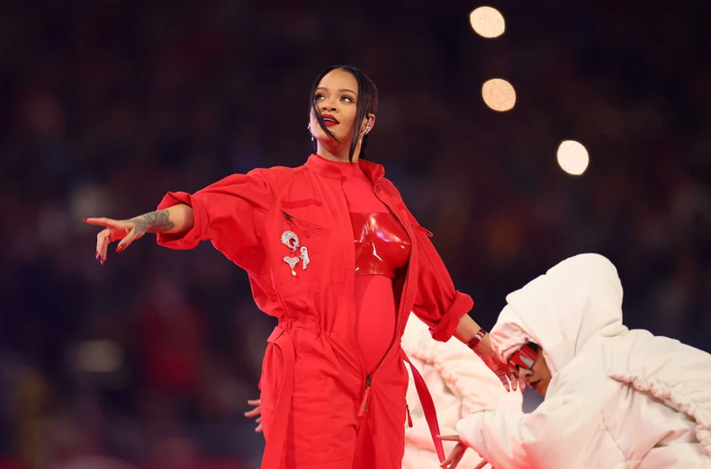 Rihanna anunció su segundo embarazo al finalizar su presentación en el Super Bowl.