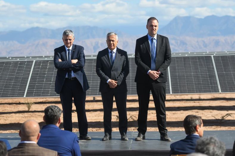 El presidente de YPF, Horacio Marín,junto al gobernador Alfredo Cornejo y el jefe de gabinete Manuel Adorni, en la inauguración del parque solar El Quemado.