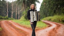 Chango Spasiuk, exponente del chamamé y nuestro folclore, vuelve a Mendoza, en un concierto imperdible.