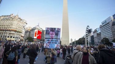 Gran cantidad de personas se manifiestan esta tarde en el obelisco por la aparición de Loan y todos los niños desaparecidos. Foto: Damián Dopasio NA