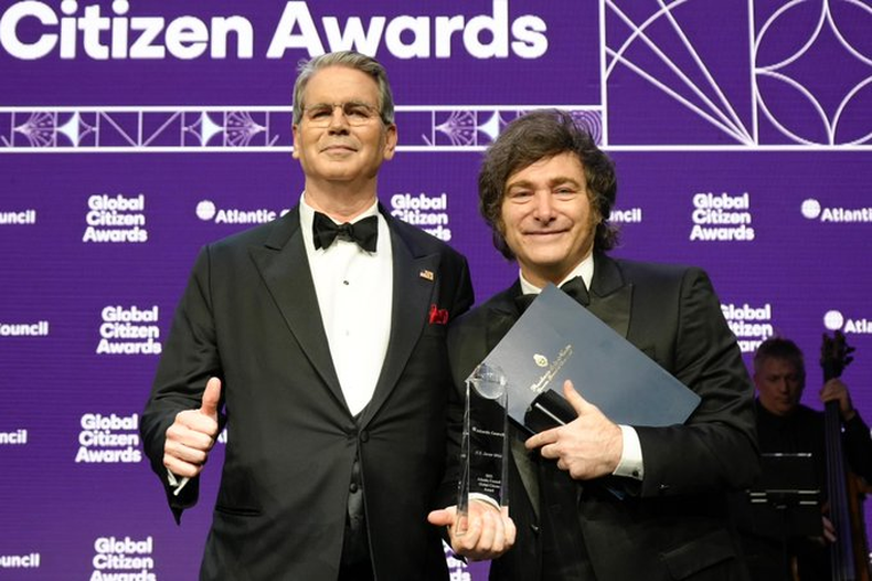 Javier Milei junto a Scott Bessent durante la entrega del reconocimiento Ciudadano Global.