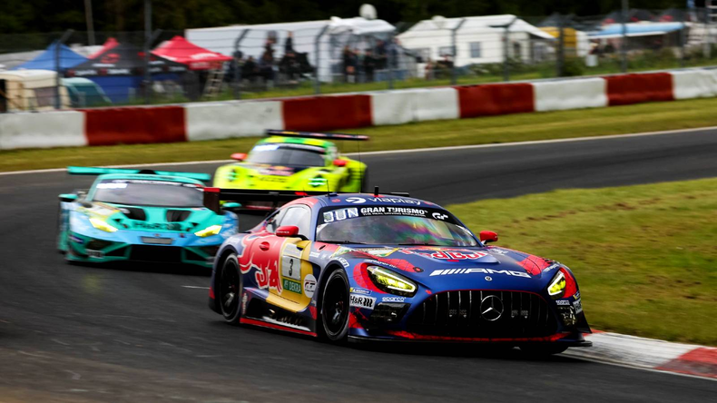 Max Verstappen fue una de las figuras de las 24 Horas de Nürburgring, aunque una falla dejó afuera al Mercedes cuando lideraba.