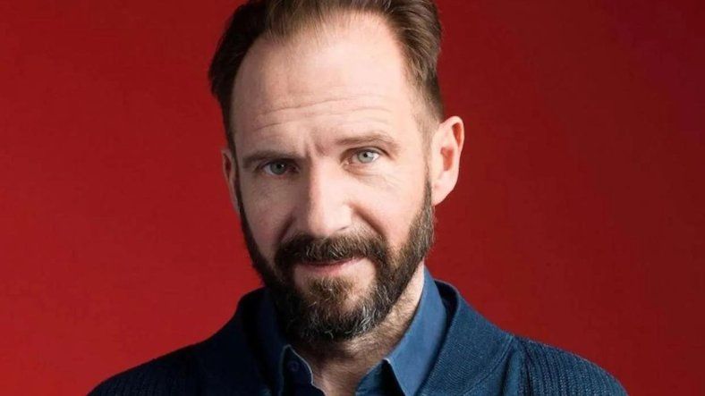 Ralph Fiennes protagoniza esta película en Netflix.