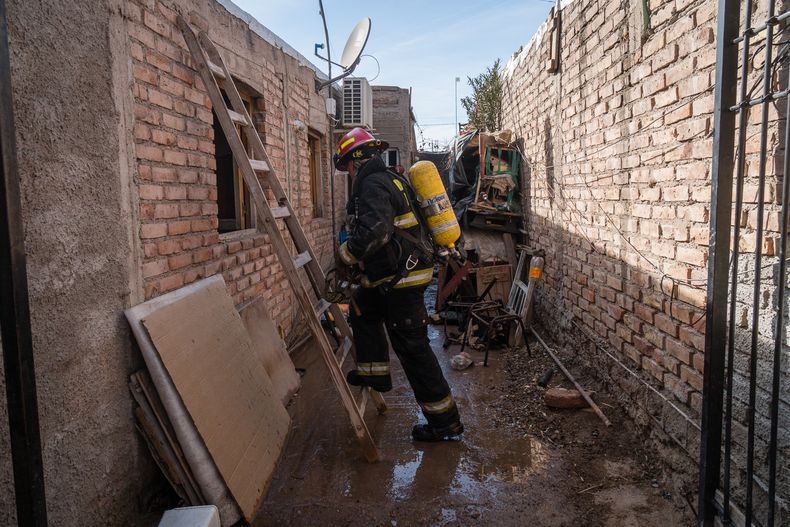 El incendio destruyó por completo una casa y causó daños en dos viviendas colindantes.