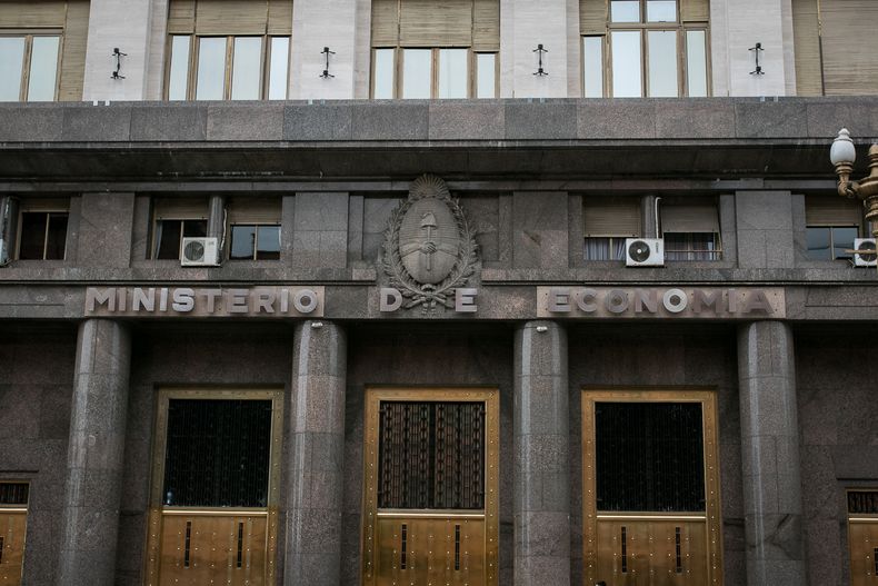 Primera licitación en pesos de 2026: Finanzas busca renovar $9,6 billones en medio de la volatilidad de tasas