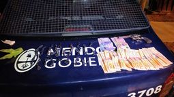 El dinero y los estupefacientes secuestrados en el procedimiento, en Guaymallén.&nbsp;
