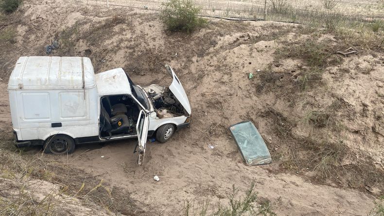 San Rafael: manejaba alcoholizado y destrozó su furgón al caer a un canal.