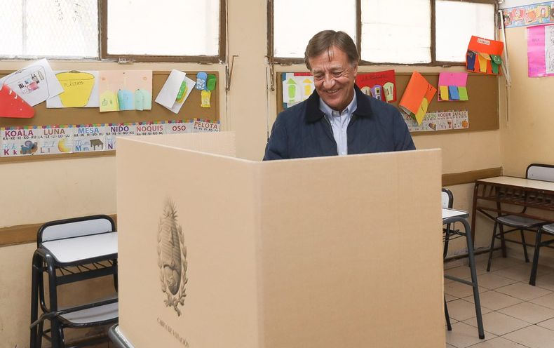 Rodolfo Suarez al momento de votar. Dijo estar Rodolfo Suarez al momento de votar. Dijo estar