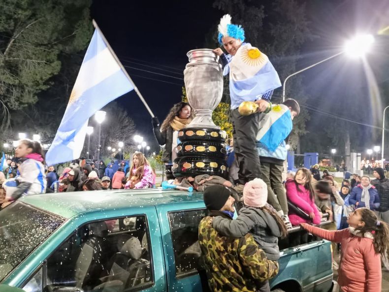 A pesar del frío, en el Valle de Uco se festejó el triunfo argentino. A pesar del frío, en el Valle de Uco se festejó el triunfo argentino.