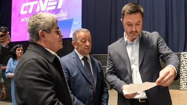 Celso Jaque, Luis Petri y director ejecutivo de la Federación Colombiana de Municipios, Gilberto Toro. Celso Jaque, Luis Petri y director ejecutivo de la Federación Colombiana de Municipios, Gilberto Toro.